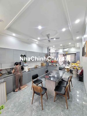 Nhà xây ở. ngộp bán tặng full Nôii thất. Gần Bigc Dĩ An